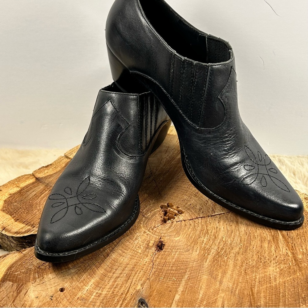 Reba Black Ankle Boots with Pointed Toe and Moderate Heel